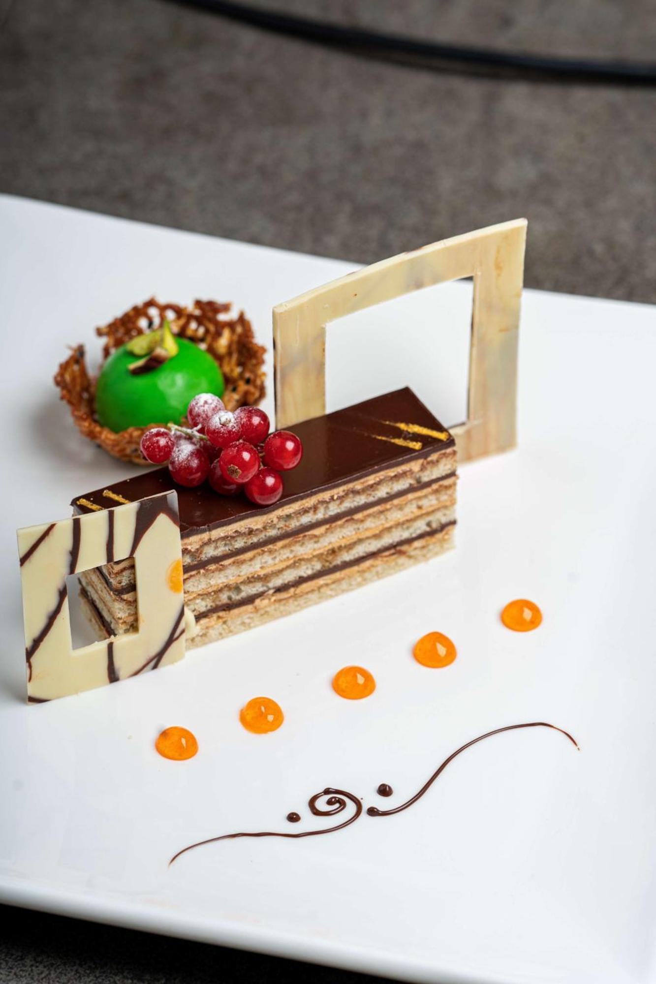 Radisson Blu Hotel & Resort, Sohar Exterior photo A dobos torte