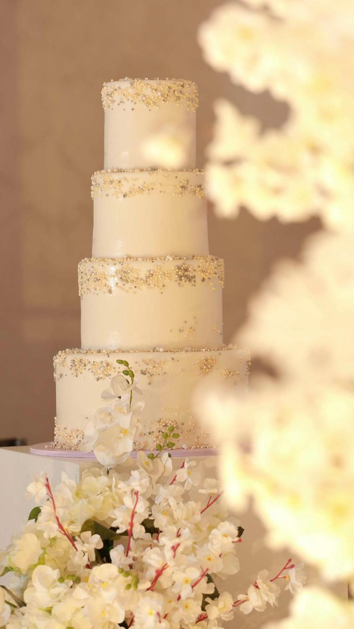 Radisson Blu Hotel & Resort, Sohar Exterior photo A white wedding cake