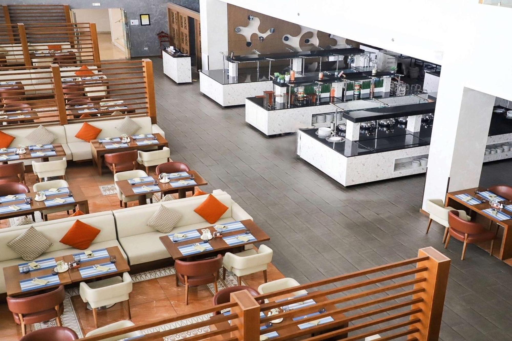 Radisson Blu Hotel & Resort, Sohar Exterior photo The lounge at the airport